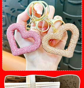 Detailansicht hohler Herz-Schlüsselanhänger mit funkelnden Strasssteinen in Rosa und Gold