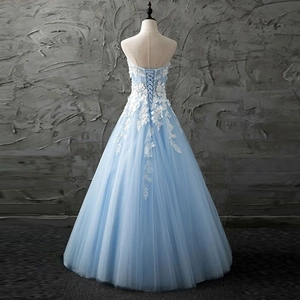 Élégante robe de bal bustier bleu ciel avec broderie en dentelle blanche et laçage