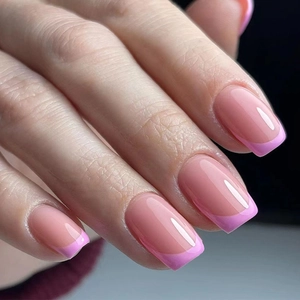 Ongles Press On Carrés Nude Rose French Tip Brillant Court Faux Ongles Pour Femmes Quotidien Doux Élégant Design