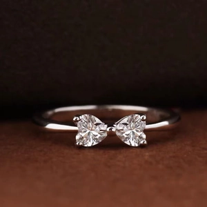 Elegant S925 sterling silver bow ring with heart-cut cubic zirconia in a minimalist style