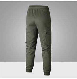 Vista posteriore dei jogger cargo verde militare con vita elastica e tasche con patta