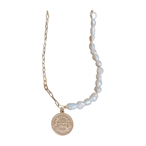 Asymmetric gold titanium steel necklace with white pearls and engraved round coin pendant