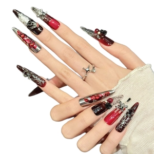 Unghie stiletto gotiche con rose rosse 3D e decorazioni a croce d'argento a mano