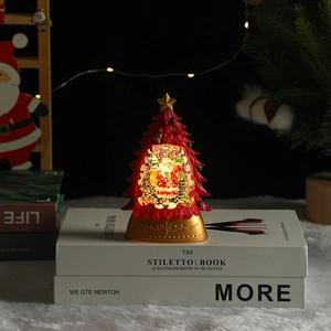 Détail d'une lanterne de Noël en forme de sapin avec Père Noël sur un livre