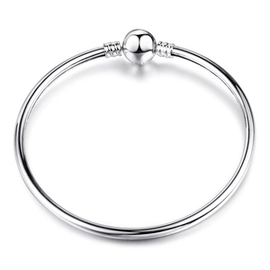 Nahaufnahme des versilberten 3mm Schlangenarmbands mit Gewinde-Kugelverschluss-Details