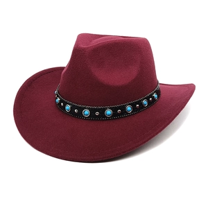 Dettaglio cappello cowboy in lana bordeaux con perle turchesi e borchie in metallo argento