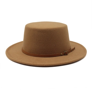 Détail d'un chapeau en feutre de laine à bord plat avec ceinture en cuir marron