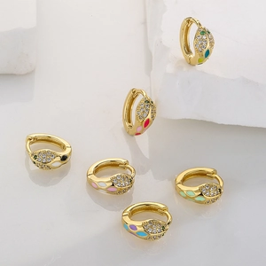 Orecchini a cerchio a serpente placcati oro 18K con smalto colorato e zirconi chic