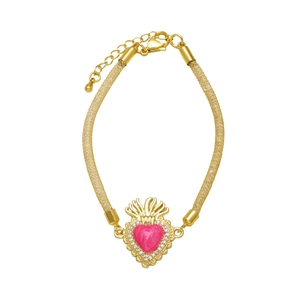 Detalle de pulsera de malla dorada con colgante de corazón rosa y cristales finos