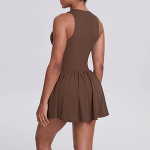 Dettaglio del tessuto sportivo elasticizzato e design racerback su un abito da tennis marrone