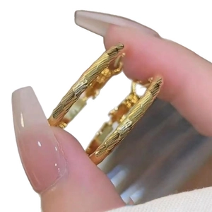 Créoles géométriques dorées minimalistes avec texture de style bambou pour femmes