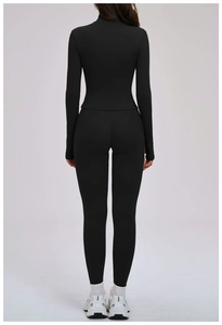 Vue arrière d'un ensemble de yoga noir comprenant une veste ajustée et un legging haut