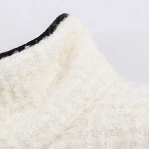 Detail von weißem Tweed-Stoff und schwarzem Samtbesatz an dieser Damen-Bomberjacke