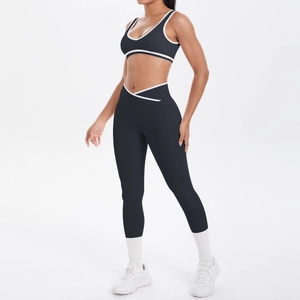 Detail der Yoga-Hose mit hohem V-Ausschnitt-Bund und kontrastierenden weißen Nähten