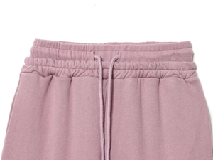 Détail d'un pantalon de jogging mauve avec taille élastique et cordon de serrage assorti