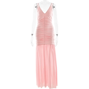 Dettaglio abito rosa in tulle con scollo a V, vita a pieghe ed elegante gonna lunga fluida
