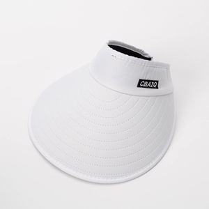 Détail d'une visière blanche avec étiquette tissée CBAIQ et coutures renforcées sur le bord