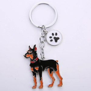 Dobermann Hund Schlüsselanhänger mit rotem Halsband und Pfotenabdruck auf Silberring