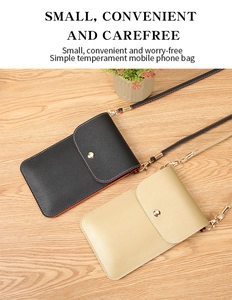 Détail des mini sacs à bandoulière en cuir PU noir et beige sur une table en bois naturel