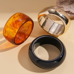 Retro resin geometric round bangle set with amber, gold, and black wide bracelets