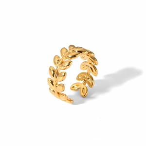 Vue détaillée d'une bague feuille d'olivier réglable avec finition en or 18 carats poli