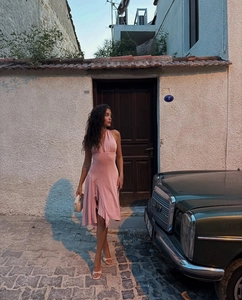 Robe licou rose tendance avec ourlet asymétrique et détails plissés à la taille