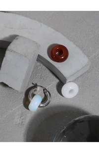 Vista detallada de aros de plata de ley S925 con cuentas de ágata azul claro y rojo