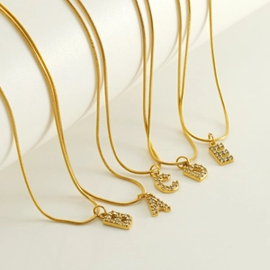 Colliers chaîne serpent dorée en acier inoxydable avec pendentifs alphabet en cristal