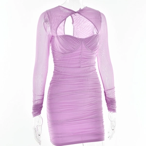 Nahaufnahme von lila Mesh-Minikleid mit Cut-out-Design und Bustier-Stil Details