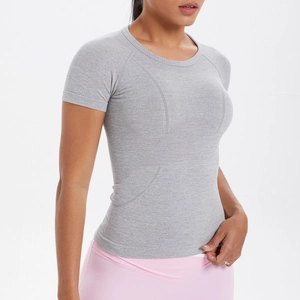 Dettaglio della t-shirt fitness grigia senza cuciture con trama in maglia traspirante