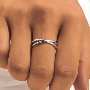 Detailed close-up of a silver S925 sterling silver woven ring on a woman finger