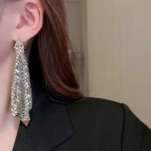 Boucles d'oreilles pendantes argentées avec maillage pailleté et détail triangulaire chic