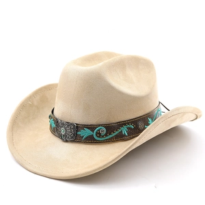 Détail du chapeau de cowboy en daim avec broderie turquoise et boucle papillon en métal