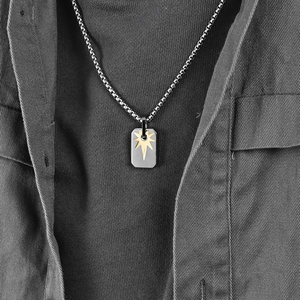 Collana da uomo in acciaio al titanio con pendente quadrato e motivo a stella dorata
