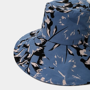Vue détaillée du tissu en toile de qualité et du motif floral sur un chapeau de soleil