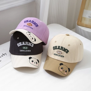 Détail de la broderie panda et lettres sur casquettes de baseball en coton pour enfants