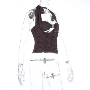 Detail eines braunen Neckholder-Tops mit gerafftem Stoff und goldenem Metallring-Akzent