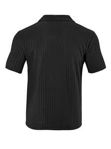 Vue détaillée du dos d'une chemise noire en maille avec texture verticale et col à revers