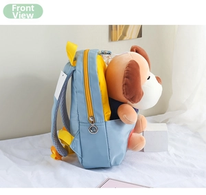 Dettaglio degli spallacci traspiranti e della tasca laterale con peluche su zainetto blu