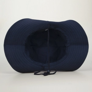 Détail de l'intérieur du chapeau bleu marine avec mentonnière réglable et bord surpiqué