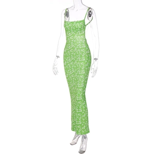 Détail de la robe mi-longue verte à fleurs avec motif floral blanc et coupe moulante
