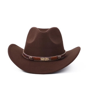 Détail d'un chapeau de cow-boy marron foncé avec bande tressée et plume dorée élégante