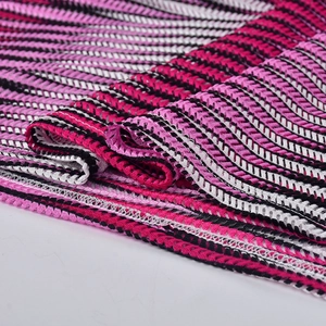 Detaillierte Makroansicht der dichten gestreiften Stricktextur mit sauberem Kantenabschluss