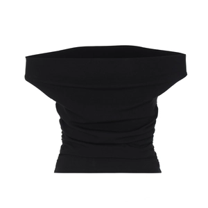 Détail d'un haut noir moulant à épaules dénudées en tissu élastique sur fond blanc
