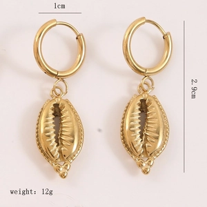 Detailed size view of gold seashell earrings measuring 2.9cm in height and 12g weight