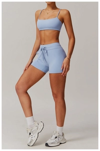Nahaufnahme des hellblauen Yoga-Sets mit dünnen Trägern und hohen Shorts