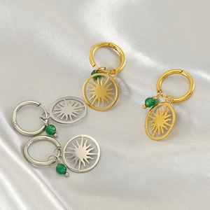 Boucles d'oreilles créoles soleil en acier inoxydable avec perle verte sur soie