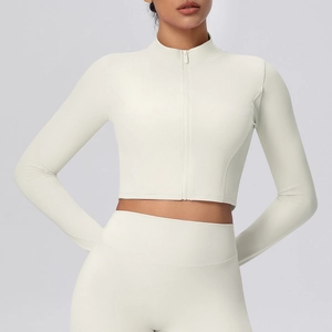Nahaufnahme der matten Stretch-Stofftextur und Reißverschlussdetails der Yoga-Jacke