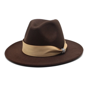 Detailansicht brauner Fedora-Hut mit Satinband und glänzendem Kristallverschluss