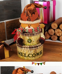 Détail de boîtes de Noël empilées avec chapeau de renne et écharpe à carreaux